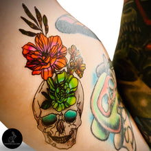 Load image into Gallery viewer, Skullflowers - Tattoo

